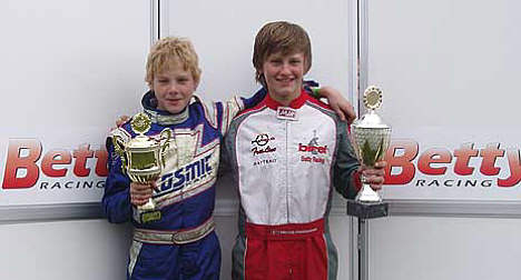 Her er Nikolaj Rasmussen (til højre) og Bo Sørensen fra Betty Racing efter præmieoverrækkelsen.